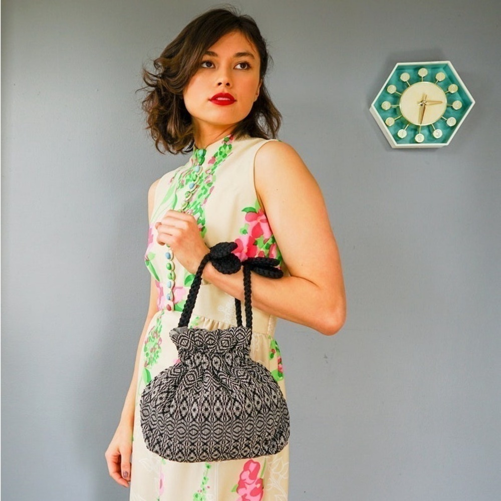 Beautiful Woven Drawstring Lined Bag Cream & Black Diagonal Stripes with Tassles - Picture 8 of 8